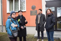 Vor dem ehemaligen Wohnhaus von Brigitte Reimann und Siegfried Pitschmann in Hoyerswerda, v.l. Fernande Stein, Martin Schmidt, Viktor Hoffmann, Birte Pietsch.