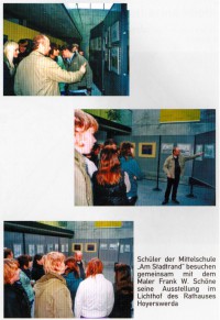 Die Schüler in der Ausstellung mit Frank Schöne