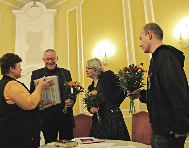 Vom Kunstverein wird eine Mappe übergeben, von Kristina Stella für diesen Abend zusammen gestellt, die alle veröffentlichten Texte von und über Siegfried Pitschmann enthält. Kristina Stella ist Mitarbeiterin der Deutschen Nationalbibliothek Frankfurt/Main und Mitglied im Kunstverein Hoyerswerda, v.l. Evelyn Kunis, Thomas, Nora und David Pitschmann.