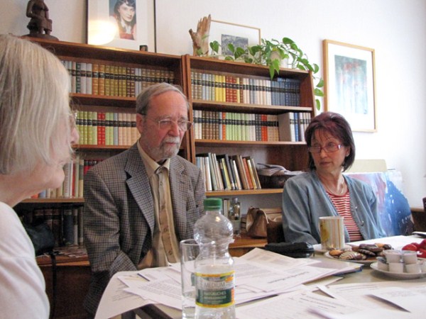 Martin Schmidt und Evelyn Prüger bei Vorbereitung von Ausstellung und Auswertung der Jurorenberichte.
