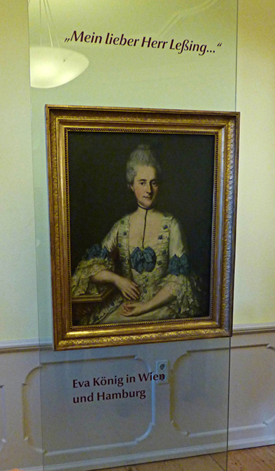 Lessinghaus Wolfenbüttel mit Porträt von Eva König