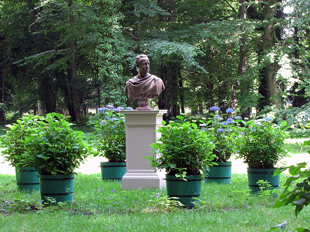 Rondell mit der Büste des Freiherrn Karl August von Hardenberg