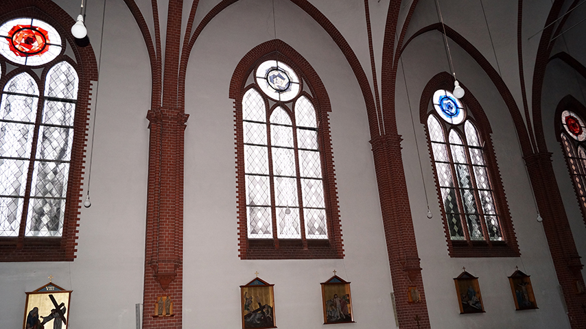 Rosetten in Gasfenstern der Kirche zur Heiligen Familie Hoyerswerda