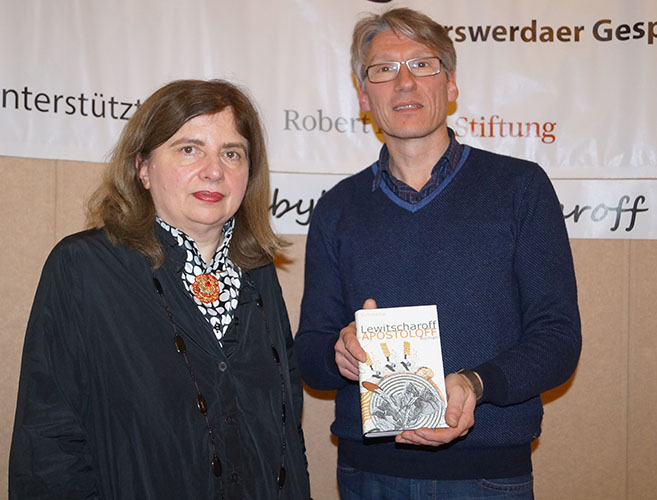 Sibylle Lewitscharoff mit Mirko Schwanitz, der die Reihe Grenzgänge (R) moderiert. Die Schriftstellerin illustriert die Cover ihrer Bücher meistens selbst.