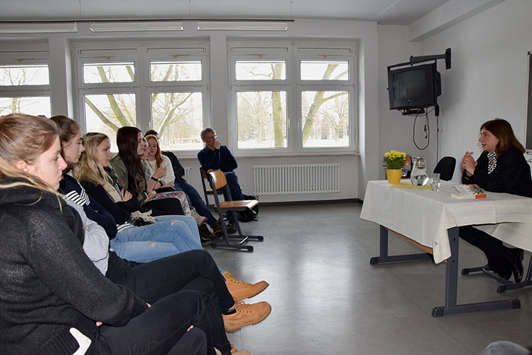 Sibylle Lewitscharoff vor Schülern des Hoyerswerdaer Foucault-Gymnasiums